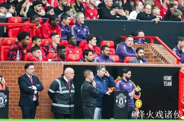 梅努哥哥现身梦剧场穿“放梅努离队”T恤引热议